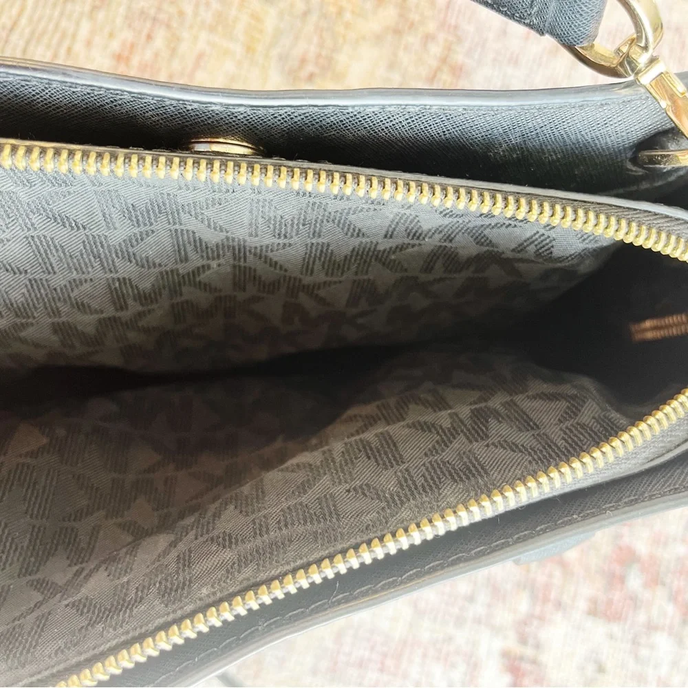 Michael Kors Savana Large Saffiano Leather Satchel. - Picture 5 of 8